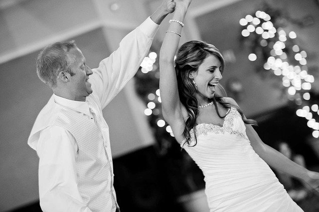 Ženích v bielej košeli tancuje s nevestou v bielych šatách.jpg